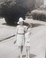 Žanna Ezīte kopā ar dēlu. 1960. gadu beigās